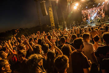 Πολλοί νέοι απολαμβάνουν μια συναυλία στο φεστιβάλ Schoolwave